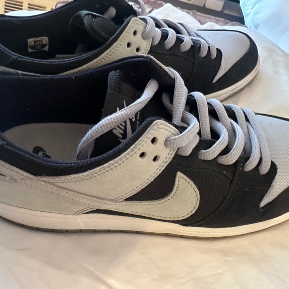 NIKE SB DUNK ZOOM LOW WOLF GREY
854866001 SIZE 10 SUPREME